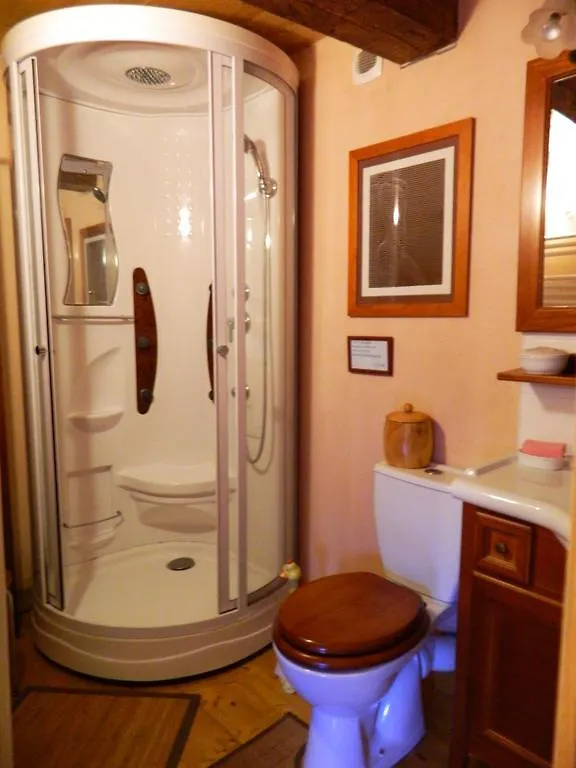 Les Logis De Ste Croix Bed & Breakfast Josselin