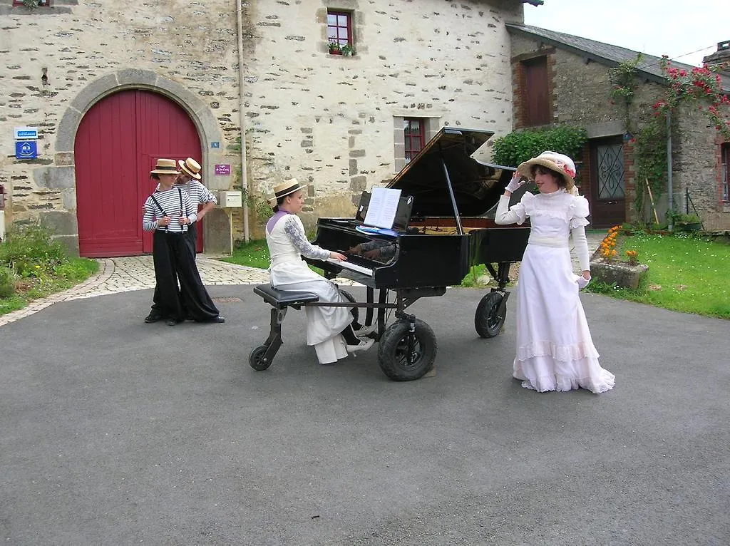 Les Logis De Ste Croix Bed & Breakfast Josselin